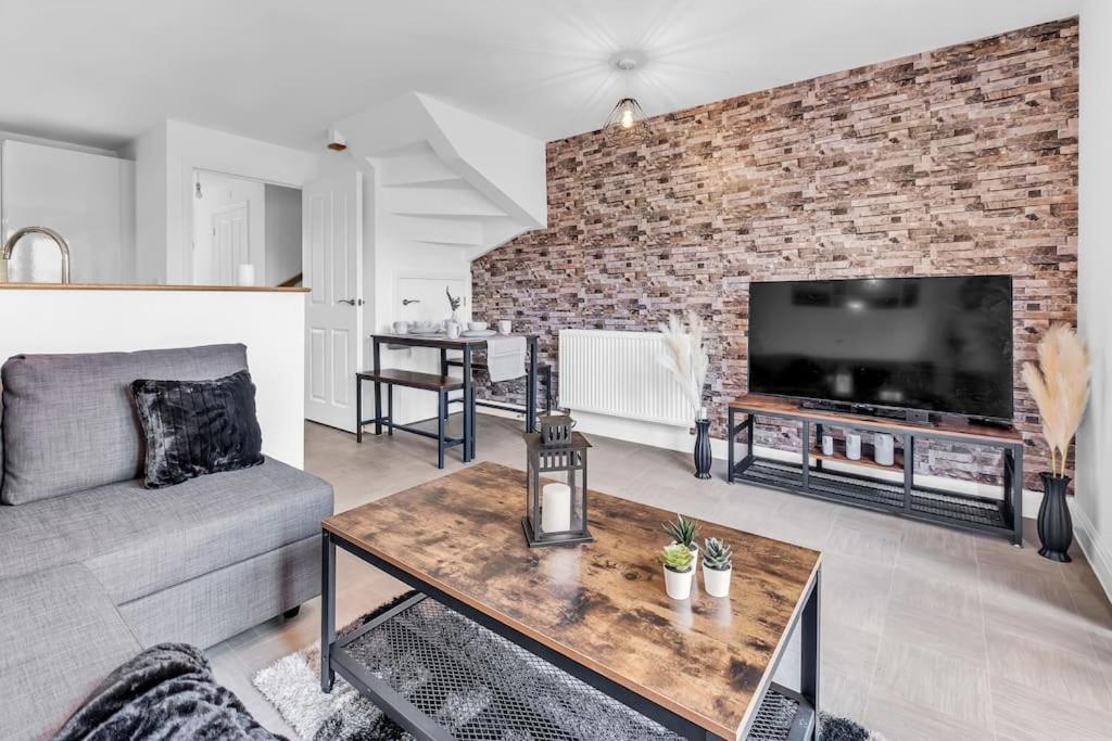 Beautiful 5 Bedroom Home In The City Centre With Gated Parking バーミンガム エクステリア 写真