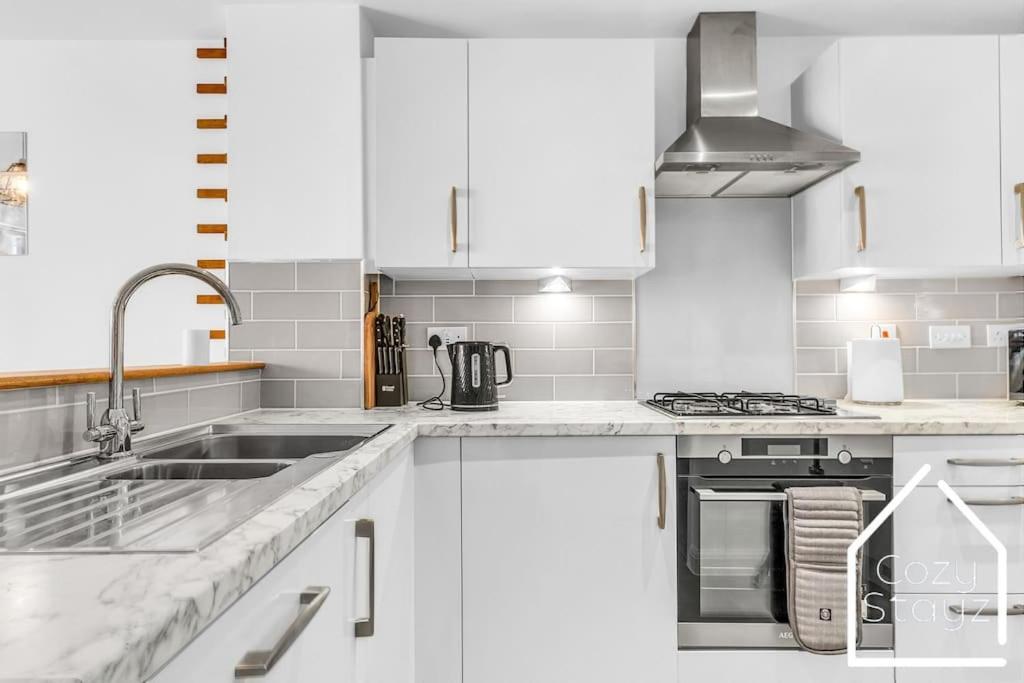 Beautiful 5 Bedroom Home In The City Centre With Gated Parking バーミンガム エクステリア 写真