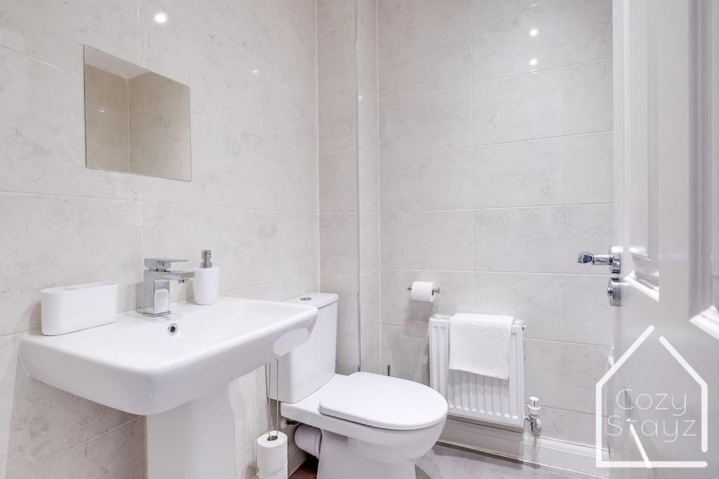 Beautiful 5 Bedroom Home In The City Centre With Gated Parking バーミンガム エクステリア 写真