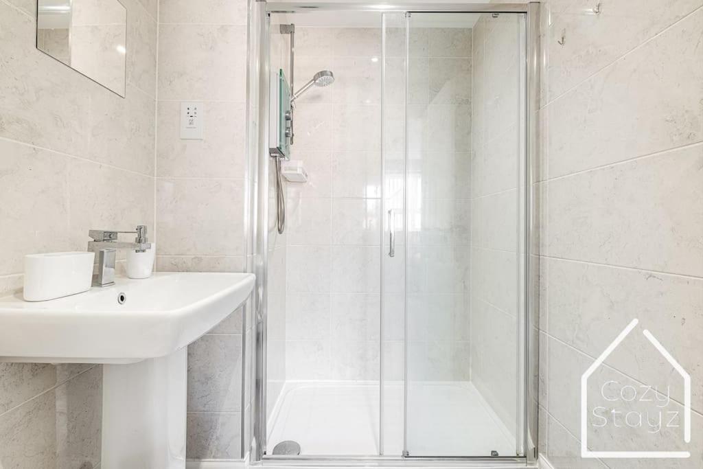 Beautiful 5 Bedroom Home In The City Centre With Gated Parking バーミンガム エクステリア 写真